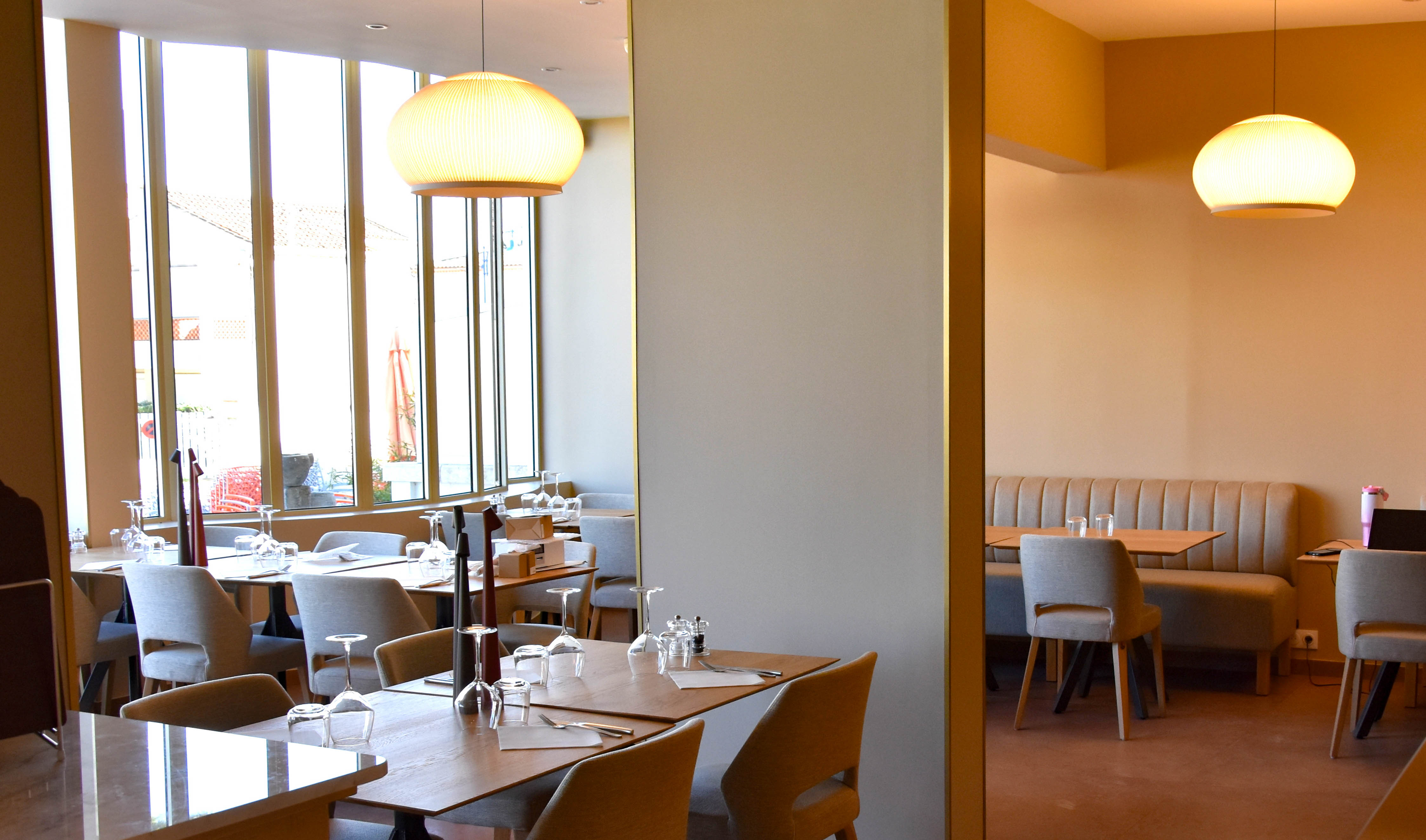 Salle lumineuse du restaurant Le Kalliste à Hyères, idéale pour déjeuner ou dîner en bord de mer. Salle lumineuse du restaurant Le Kalliste à Hyères, idéale pour déjeuner ou dîner en bord de mer.