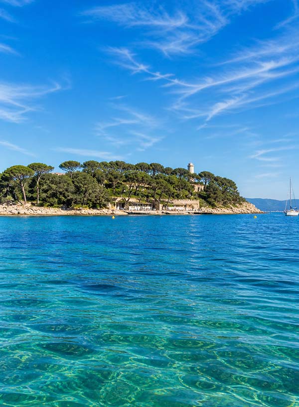 Île de Porquerolles vue depuis la mer, Hyères Var
