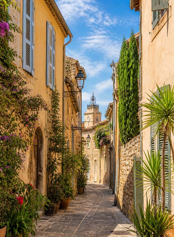 Ruelles du vieux Hyères, village provençal, Var