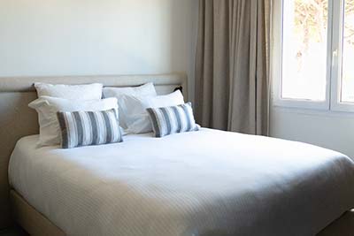Chambre triple à l'Hôtel Le Kallisté Hyères, idéale pour 3 personnes