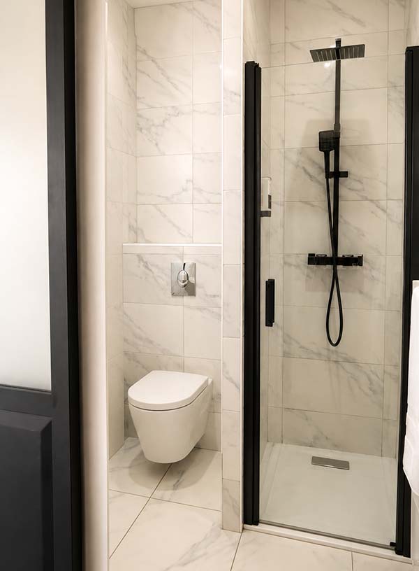 Salle de bains privative avec douche à l'italienne – Le Kallisté Hyères