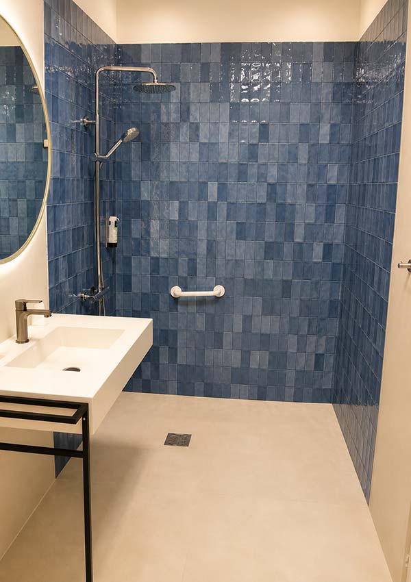 Salle de bains accessible PMR – Hôtel Le Kallisté Hyères