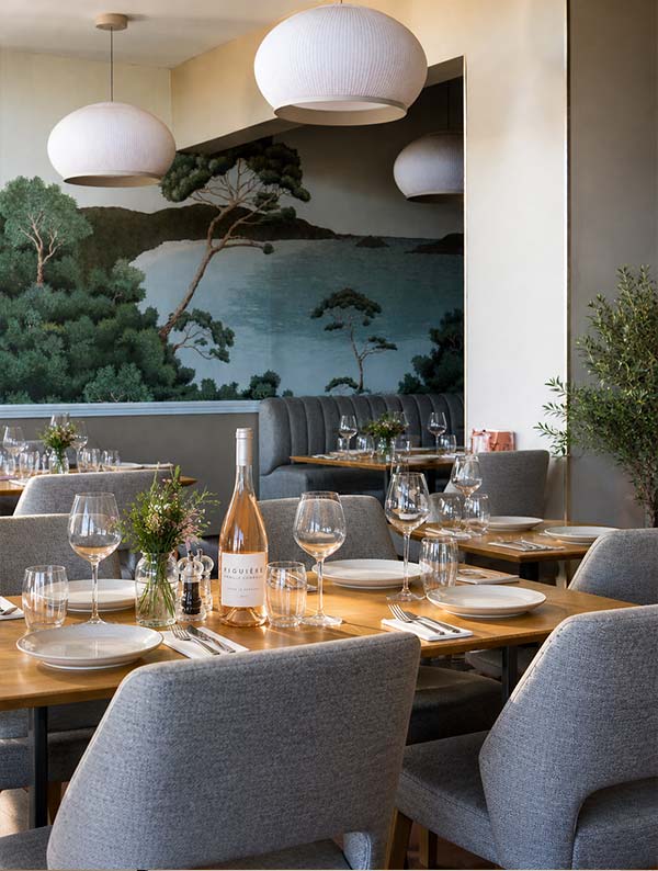 Salle du restaurant Le Kallisté à Hyères avec tables dressées, chaises confortables et ambiance lumineuse élégante